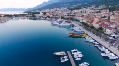 Makarska ve gündoğumu Biokovo Dağı arka planda Marinada havadan görünümü. Makarska Riviera, Hırvatistan 