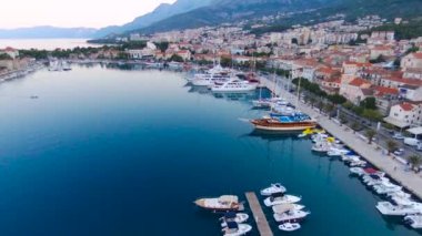 Makarska ve gündoğumu Biokovo Dağı arka planda Marinada havadan görünümü. Makarska Riviera, Hırvatistan 