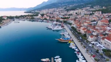 Makarska ve gündoğumu Biokovo Dağı arka planda Marinada havadan görünümü. Makarska Riviera, Hırvatistan 