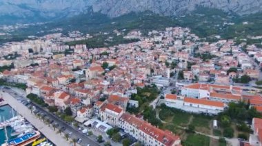 Makarska ve gündoğumu Biokovo Dağı arka planda Marinada havadan görünümü. Makarska Riviera, Hırvatistan 