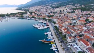 Makarska ve gündoğumu Biokovo Dağı arka planda Marinada havadan görünümü. Makarska Riviera, Hırvatistan 