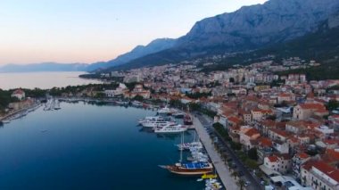 Makarska ve gündoğumu Biokovo Dağı arka planda Marinada havadan görünümü. Makarska Riviera, Hırvatistan 