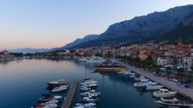 Makarska ve gündoğumu Biokovo Dağı arka planda Marinada havadan görünümü. Makarska Riviera, Hırvatistan 