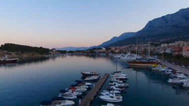 Makarska ve gündoğumu Biokovo Dağı arka planda Marinada havadan görünümü. Makarska Riviera, Hırvatistan 