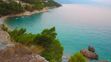 Güzel plaj ve Adriyatik Denizi ile Split yakın turkuaz su. Mimice Köyü, Hırvatistan 