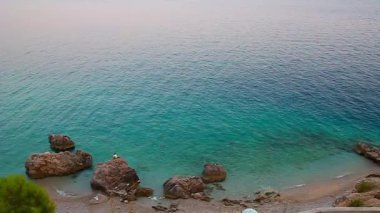 Güzel plaj ve Adriyatik Denizi ile Split yakın turkuaz su. Mimice Köyü, Hırvatistan 