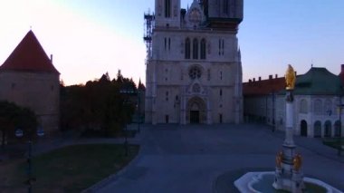Kutsal Mary anıt Meydanı katedral önünde arkasında güneş ile 