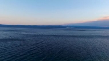 Küçük köy ve sahil yakınında Omis - Mimice, Dalmaçya, Hırvatistan 