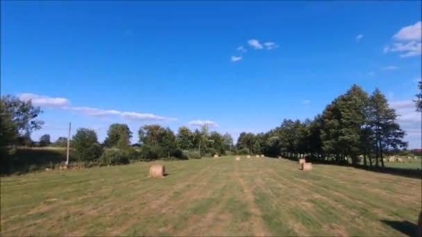 Heuballen Auf Einem Feld Überfliegen — Stockvideo