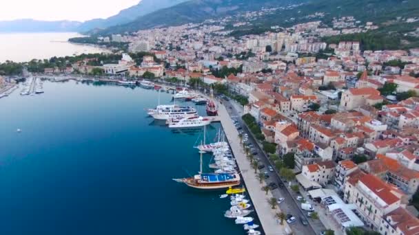 Légi Felvétel Makarska Marina Napfelkeltekor Biokovo Hegy Háttérben Makarska Riviera — Stock videók
