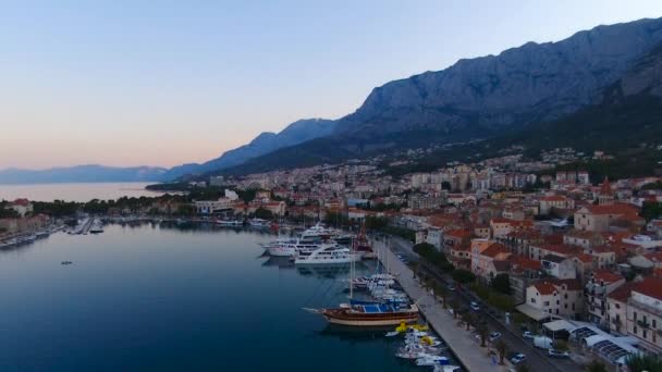 Légi Felvétel Makarska Marina Napfelkeltekor Biokovo Hegy Háttérben Makarska Riviera — Stock videók