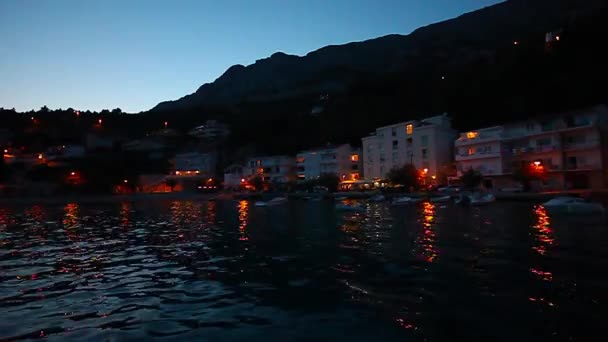 Kleine Dorp Mimice Strand Buurt Van Omis Nacht Dalmatië Kroatië — Stockvideo