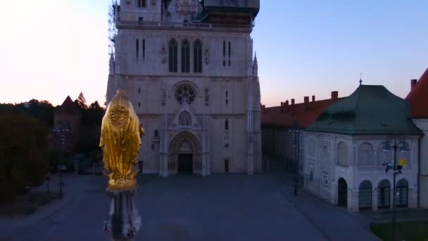 圣洁玛丽纪念碑与太阳在它之后广场在大教堂前面 — 图库视频影像
