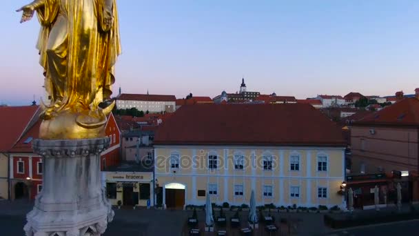 圣洁玛丽纪念碑与太阳在它之后广场在大教堂前面 — 图库视频影像