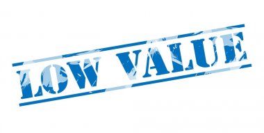 Beyaz arka plan üzerinde düşük değer mavi pul