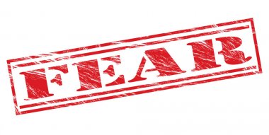 beyaz zemin üzerine kırmızı pul korku