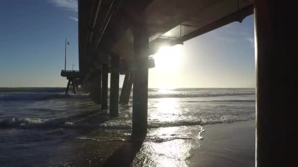 Venetië visserij Pier, Marina del Rey, Californië tijdens zonsondergang — Stockvideo