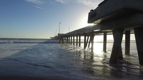 Venetië visserij Pier, Marina del Rey, Californië tijdens zonsondergang — Stockvideo