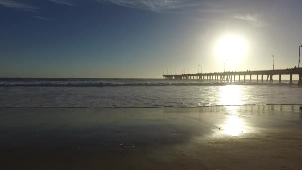 威尼斯钓鱼码头，玛丽安德尔湾，加州在日落 — 图库视频影像