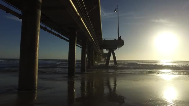 Venetië visserij Pier, Marina del Rey, Californië tijdens zonsondergang — Stockvideo