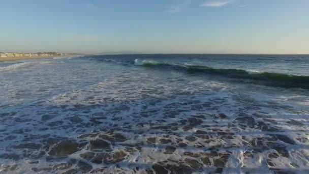 Ondas oceânicas a cair. Marina del Rey, Califórnia durante o pôr do sol — Vídeo de Stock