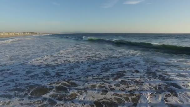 Le onde dell'oceano si infrangono. Marina del Rey, California durante il tramonto — Video Stock