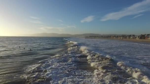 Συντρίβοντας κύματα του ωκεανού. Marina del Rey, Καλιφόρνια κατά τη διάρκεια του ηλιοβασιλέματος — Αρχείο Βίντεο