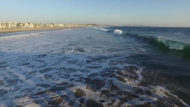 바다 파도 충돌입니다. 마리나 델 레이, 캘리포니아 일몰 시 — 비디오