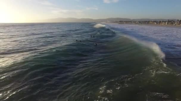 Συντρίβοντας κύματα του ωκεανού. Marina del Rey, Καλιφόρνια κατά τη διάρκεια του ηλιοβασιλέματος — Αρχείο Βίντεο