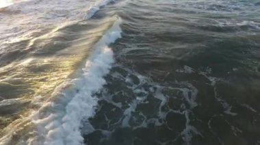 Okyanus dalgalar çökmesini. Marina del Rey, California günbatımı sırasında