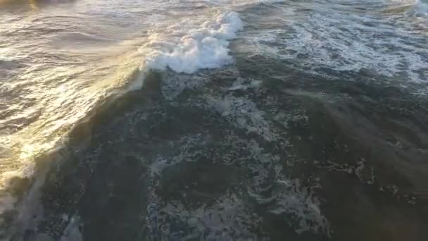 Ondas oceânicas a cair. Marina del Rey, Califórnia durante o pôr do sol — Vídeo de Stock