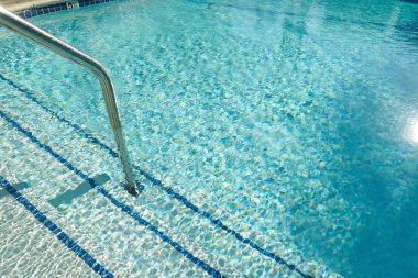 Mavi yüzme havuzu dalgalı su ayrıntıları