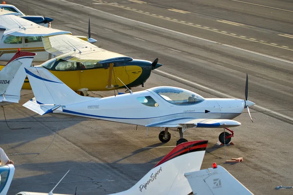 SANTA MONICA, CALIFORNIE États-Unis - 07 OCT 2016 : stationnement des avions à l'aéroport — Photo