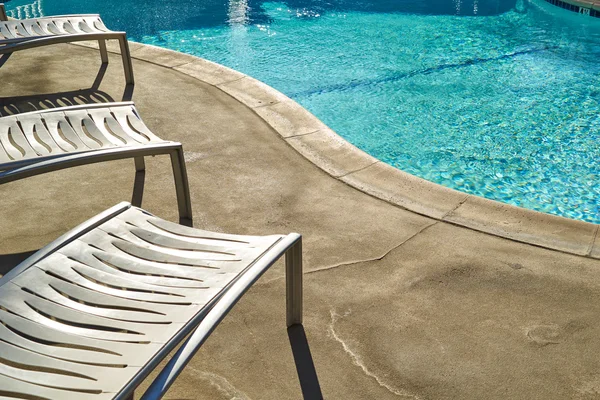 Cama de sol perto da piscina em resort tropical — Fotografia de Stock