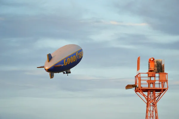 SANTA MONICA, CALIFORNIA USA - OCT 07, 2016: The Good Year blimp Zeppelin flies over airport — Stock Photo, Image