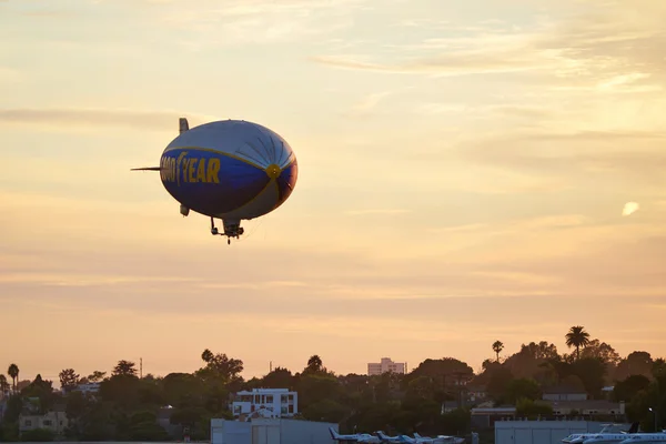Σάντα Μόνικα, Καλιφόρνια ΗΠΑ - 07 Οκτ 2016: Η καλή χρονιά μικρό αερόστατο Zeppelin πετάει πάνω από το αεροδρόμιο — Φωτογραφία Αρχείου