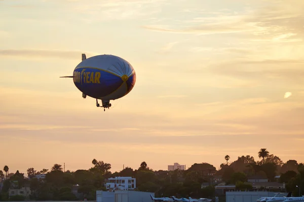 SANTA MONICA, CALIFORNIA USA - 07 OCT 2016: El dirigible del año bueno Zeppelin vuela sobre el aeropuerto —  Fotos de Stock