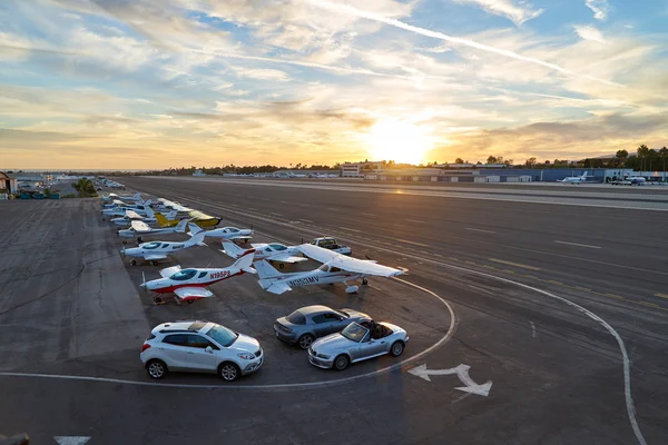 Santa Monica, Californië Usa - 07 okt 2016: vliegtuigen parkeren op de luchthaven — Stockfoto