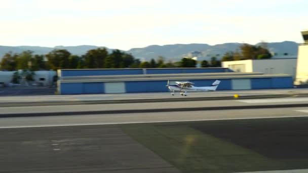 SANTA MONICA, CALIFORNIA USA - 07 OCT 2016: avión aterrizando en pista — Vídeos de Stock