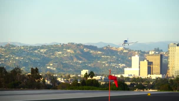 SANTA MONICA, CALIFORNIA USA - OCT 07, 2016: посадка самолета на взлетно-посадочную полосу — стоковое видео