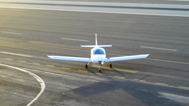 SANTA MONICA, CALIFORNIA USA - 07 OCT 2016: avión aterrizando en pista — Vídeo de stock