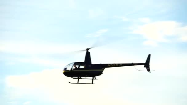 SANTA MONICA, CALIFORNIA USA - 07 OCT 2016: helicóptero aterrizando en pista — Vídeos de Stock