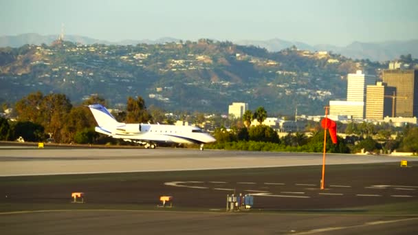 SANTA MONICA, CALIFORNIA USA - 07 OCT 2016: despegue el avión — Vídeos de Stock