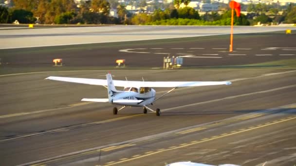 SANTA MONICA, CALIFORNIA USA - OCT 07, 2016: самолет взлетает — стоковое видео
