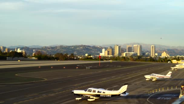 圣塔莫尼卡，美国加利福尼亚-2016 年 10 月 7 日︰ 飞机降落在跑道上 — 图库视频影像