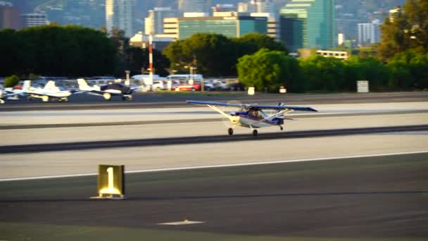 SANTA MONICA, CALIFORNIA USA - OCT 07, 2016: airplane landing on runway — Stock Video