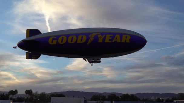 SANTA MONICA, CALIFORNIA USA - OCT 07, 2016: The Good Year blimp Zeppelin flies over airport — Stock Video