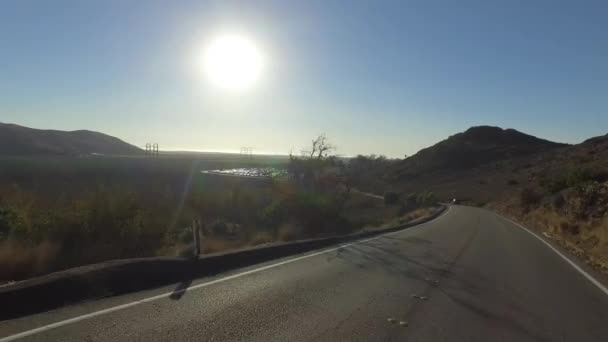 Vista frontale di guida attraverso le strade suburbane a velocità moderata. Fotocamera montata su girostabilizzatore. Luogo di nascita: — Video Stock