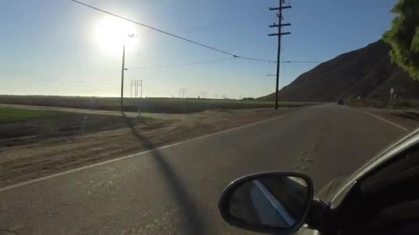 Vue de face de la conduite à vitesse modérée sur les routes de banlieue. Caméra montée sur gyrostabilisateur. Point de vue — Video