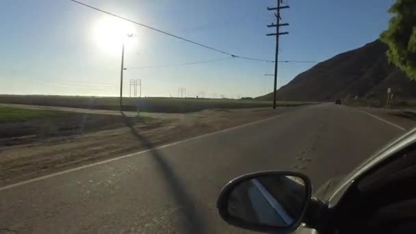 Vista frontal de la conducción a través de carreteras suburbanas a velocidad moderada. Cámara montada en giroestabilizador. POV — Vídeo de stock